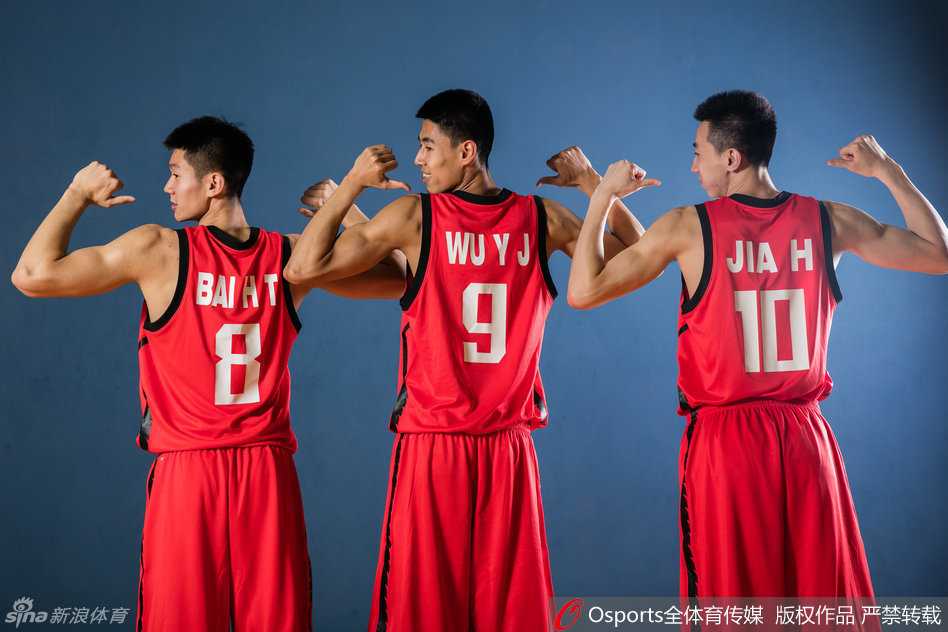 球员在训练中展示标准投篮手型，篮球在空中划过优美的弧线，仿佛承载着梦想。