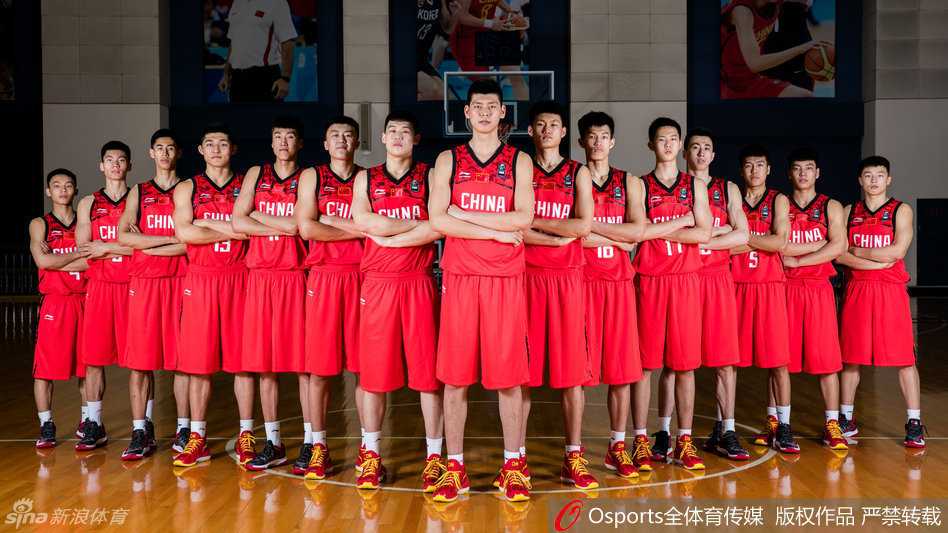 赛场上，身穿8、9、10号球衣的队员们正在聆听教练布置战术，即将上场拼搏。