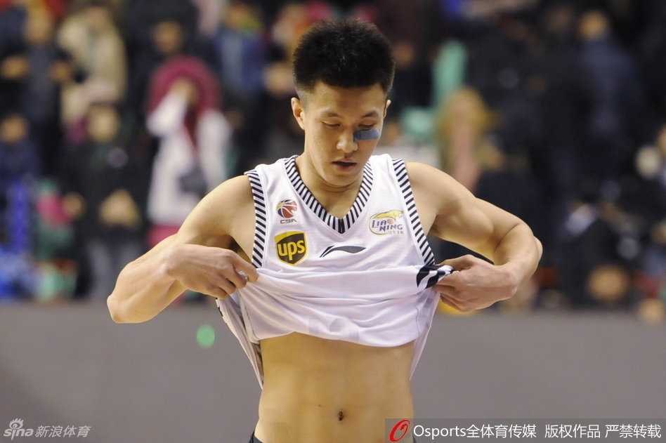 郭艾伦如闪电般撕裂防守，急速突破中眼神坚毅