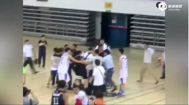 暴力事件过后，现场留下的是无尽的混乱与思考，几名身着制服的人员正围绕在被打裁判身边，试图了解情况并提供帮助，空气中弥漫着紧张与凝重的气氛。