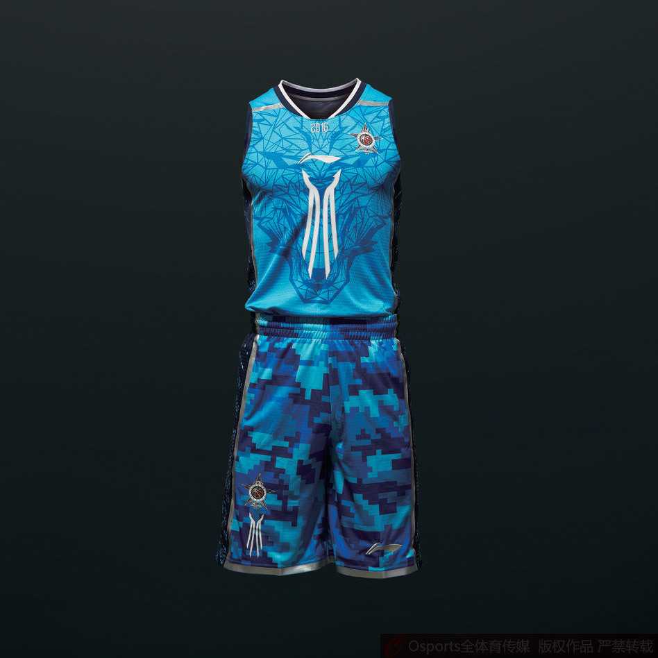 特写镜头下的全明星战靴绿幽灵，黑色鞋面上布满迷彩纹路，在灯光下透露出一丝神秘的战斗气息。