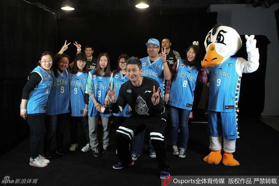 孙悦手持金箍棒挑开幕布，与方硕朱彦西一起为球星专属店揭幕