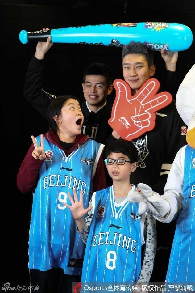 方硕和孙悦被热情的妹子们团团围住，正在给球迷递来的物品签名