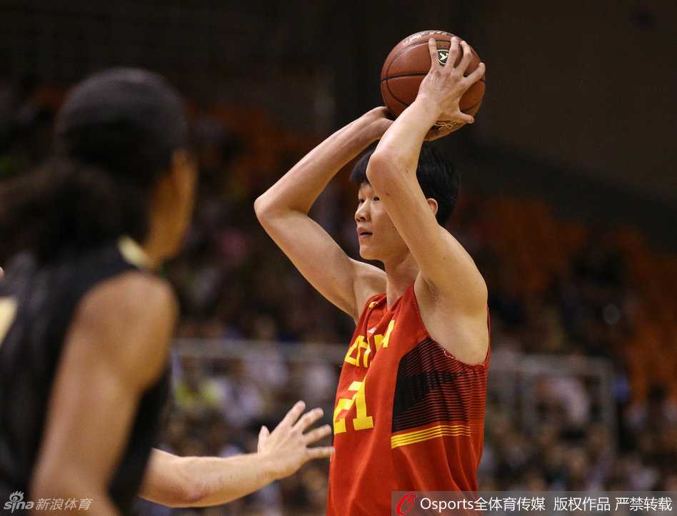 外线冷血杀手李京龙，在对手扑防之前快速出手，眼神中透露着无比的坚定，篮球空心入网，这是他本场命中的又一记关键三分。