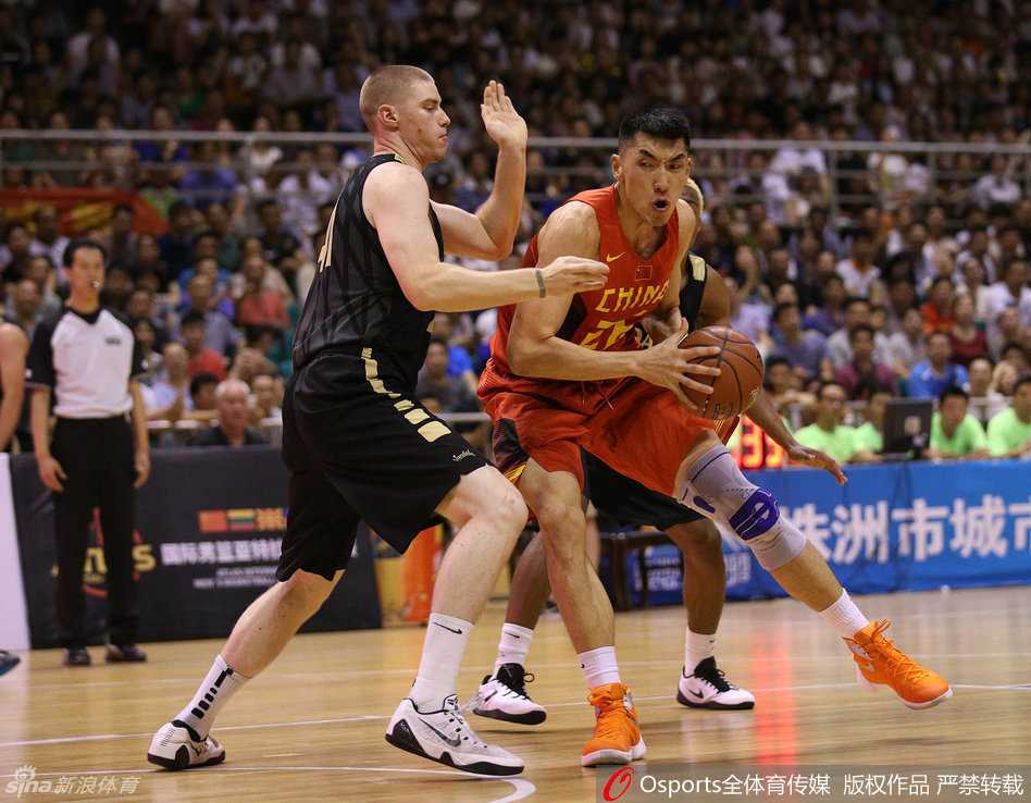 禁区巨塔的怒吼，陶汉林在对手头顶摘得篮板，以雷霆万钧之势完成双手暴扣，篮架仿佛都在颤抖，尽显‘小鲨鱼’在禁区的残暴统治力。