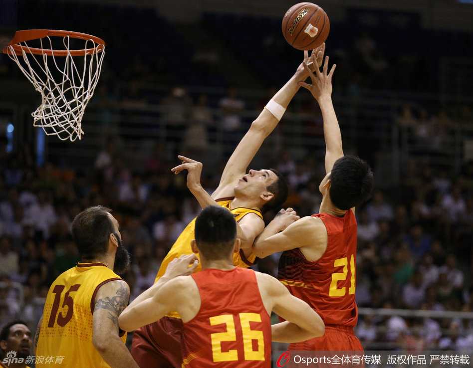 杨林祎在场上暂时没有参与进攻，他放低重心，双手张开，眼睛紧紧盯着持球人和场上局势，正在冷静地观察和判断。