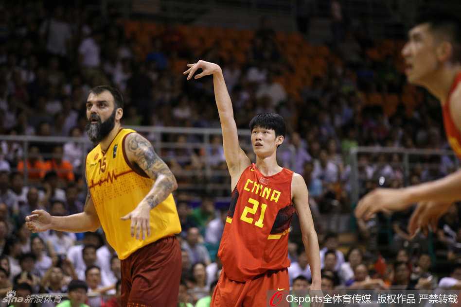 外线球员崔晋铭面对防守，压低重心突然启动，用一次坚决而快速的突破撕开防线，正持球冲向篮下。