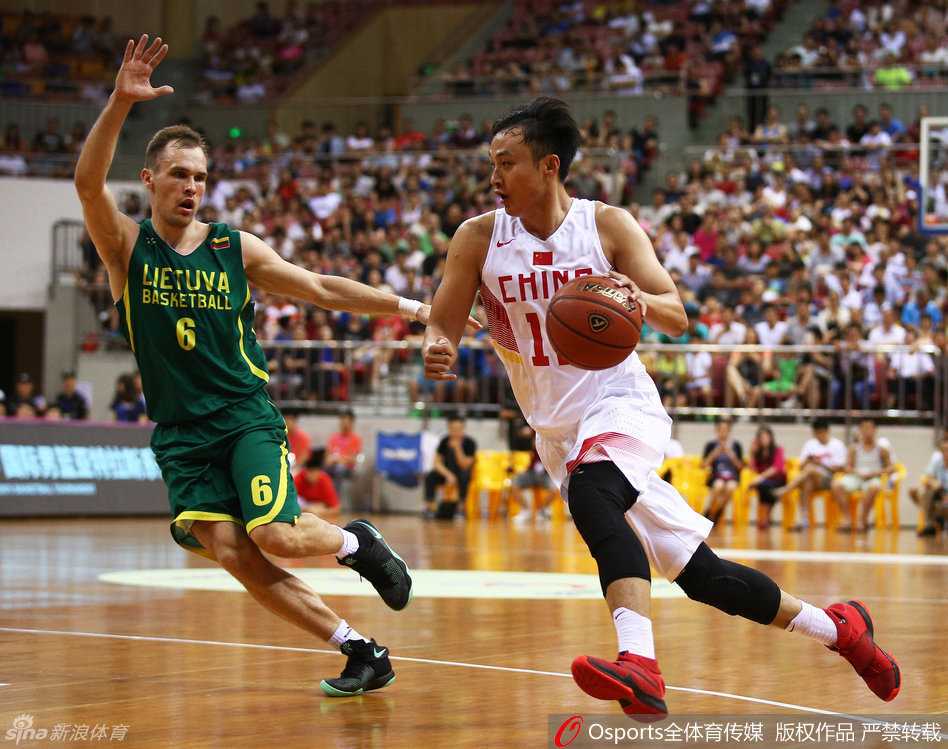 王汝恒眼神坚毅，持球面对立陶宛防守球员，他像一把出鞘的尖刀，准备随时撕开对手的防线。