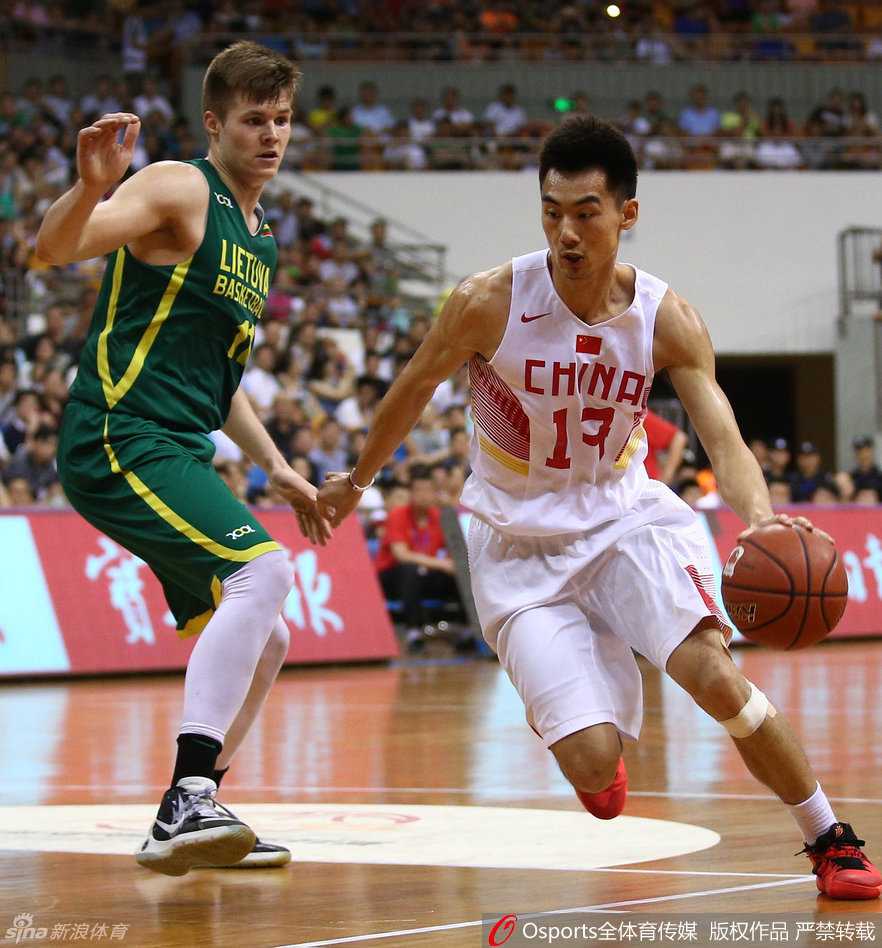 胡金秋在禁区边缘高高跃起，双手如同吸盘一样稳稳抓住篮板，他的眼神中透露出与年龄不符的坚毅与冷静。