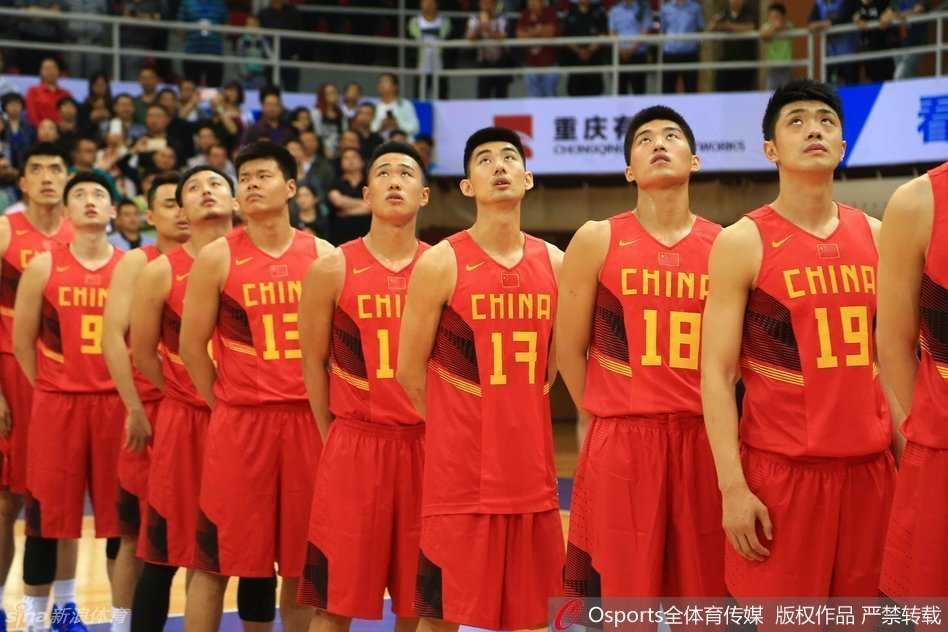 胡金秋在对抗中稳稳命中中距离跳投，眼神坚毅，出手动作如教科书般标准。