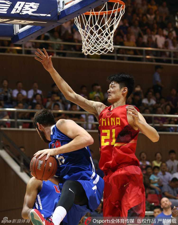 李京龙在三分线外高高跃起，出手瞬间手腕轻柔拨球，皮球划出一道美丽的弧线直奔篮筐。