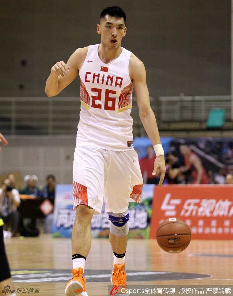 陶汉林在肌肉丛林中强行起篮，全身肌肉紧绷，如同一辆重型坦克碾压向对方的禁区防线。