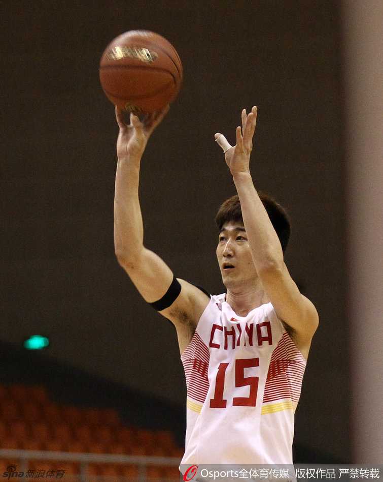刘志轩出手瞬间手腕柔和拨球，篮球在空中划出完美弧线，他紧盯着球的视线仿佛能穿透篮网。