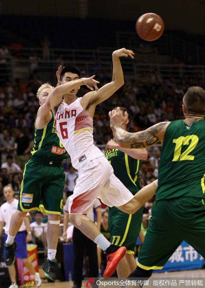 吴前运球快速推进，眼神余光扫视队友位置，对手拼命伸手干扰却始终无法断下皮球。