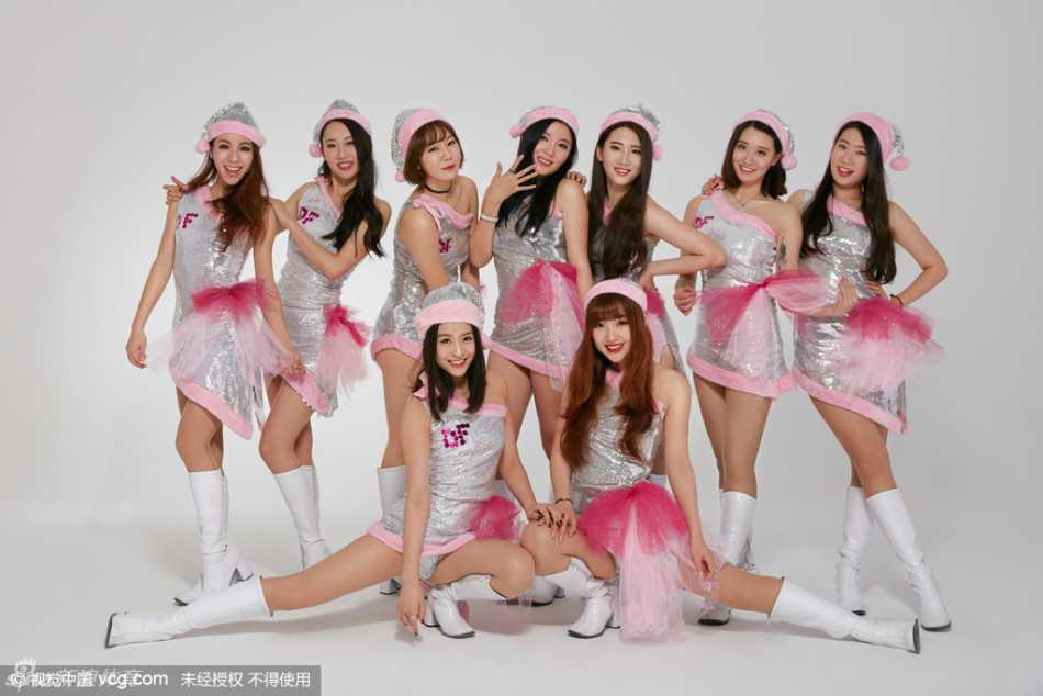 全员大合影中，女孩们姿态各异，有的调皮比心，有的优雅浅笑，错落有致地站在一起，构成一幅生动和谐的美女群像。