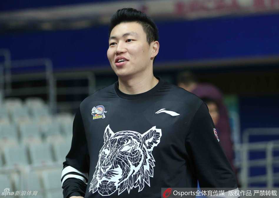 训练馆内的轻松一瞥，李根嘴角挂着抑制不住的笑意，老友重逢的喜悦和对即将到来比赛的期待，让他今天的心情格外明媚。