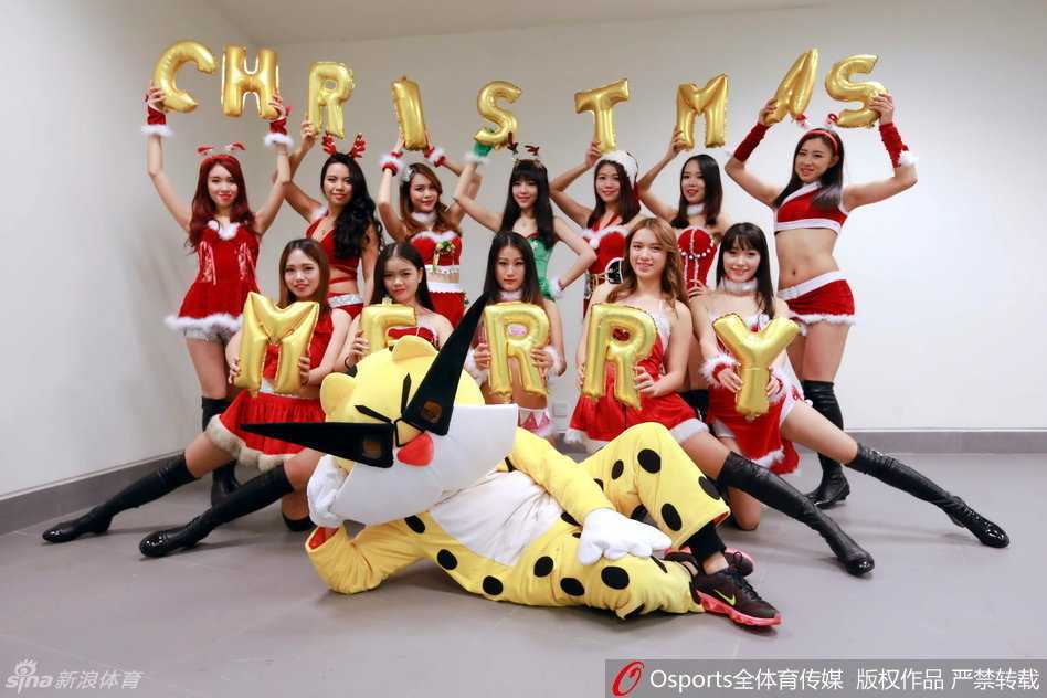 镜头聚焦于一位正在热舞的深圳篮球宝贝，她眼神明亮自信，动作利落洒脱，马尾辫随着音乐节奏有力甩动，完美诠释了力量与美的结合。