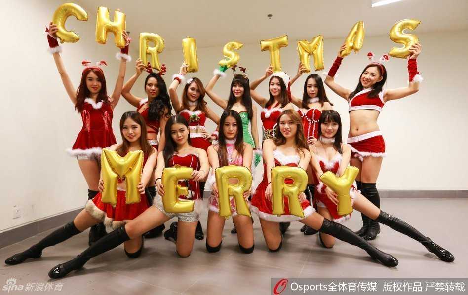 深圳烈豹炫舞团篮球宝贝们身着圣诞元素服饰，伴随着欢快旋律，在球场上活力四射地跳跃旋转，为现场球迷送上节日惊喜。