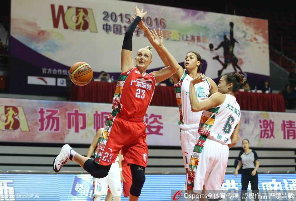 圣诞大战丨坎贝奇内线称王,李梦率沈部青春风暴 圣诞大战的氛围中,新疆队员面对沈部的层层防线,如同一把尖刀强行突破,完成了这次势在必得的篮下进攻,动作舒展而充满力量。