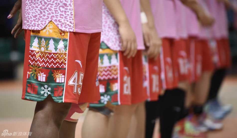 圣诞大战丨坎贝奇内线称王,李梦率沈部青春风暴 面对新疆队员的奋力进攻,沈部球员李邱奋力起跳,在篮下形成了激烈的四手争球,篮球在指尖被拨动,展现了比赛的白热化程度。