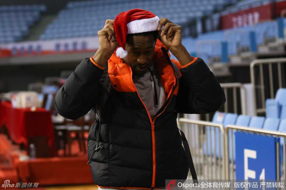 队长易立神情专注，在训练中高高跃起出手投篮，姿势依然潇洒飘逸，展现出良好的竞技状态。