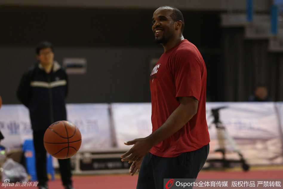 年轻球员戎浩峰在训练中奋力投篮，他渴望在即将到来的比赛中抓住机会，为球队贡献自己的力量。