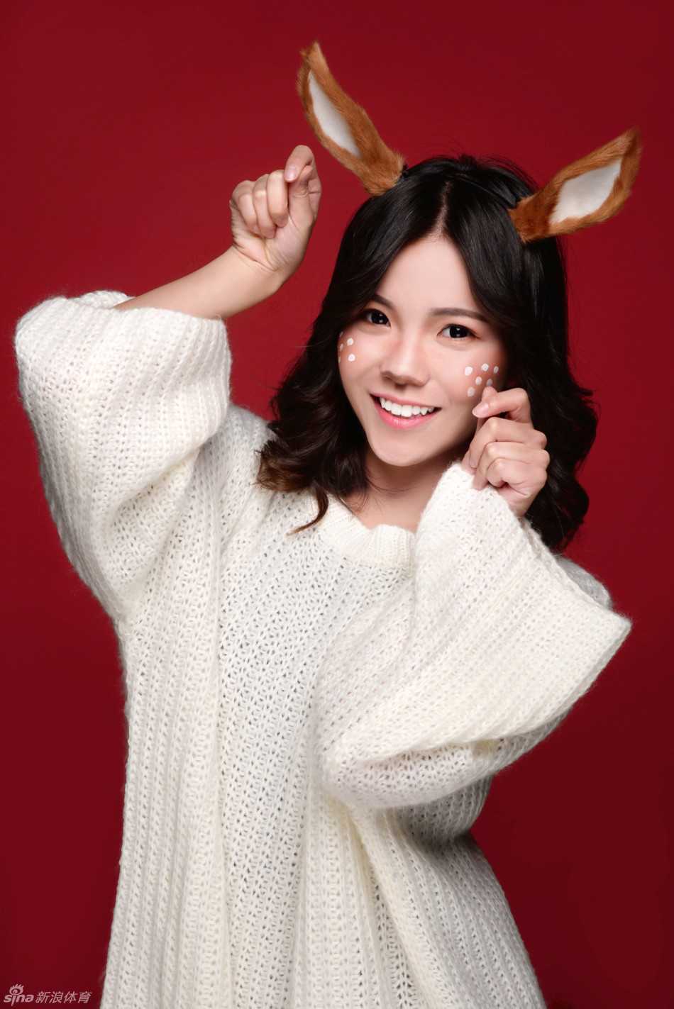 圣诞邂逅篮球宝贝 浙江蕞红啦啦队暖冬写真活力贺佳节 配合冬日的白色主题,啦啦队女孩以纯洁的造型亮相,双手合十许下圣诞心愿,送出暖冬祝福。