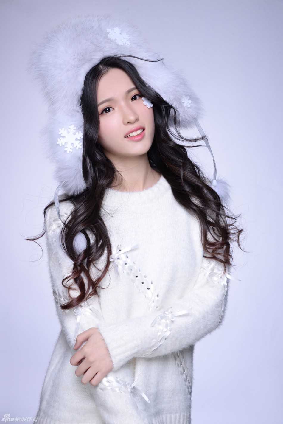 圣诞邂逅篮球宝贝 浙江蕞红啦啦队暖冬写真活力贺佳节 西部牛仔风格的圣诞写真,篮球宝贝戴上牛仔帽,展现出不同于赛场上的飒爽英姿,俏皮又应景。