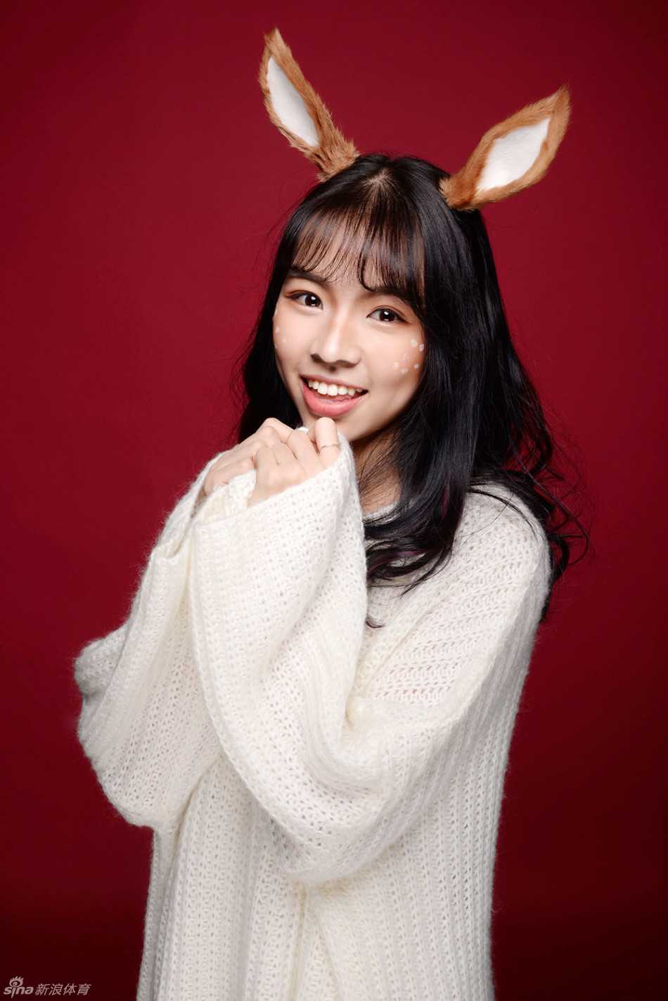 圣诞邂逅篮球宝贝 浙江蕞红啦啦队暖冬写真活力贺佳节 浙江蕞红啦啦队宝贝头戴应景的驯鹿耳朵发饰,在冬日里露出甜美笑容,仿佛童话中走出的暖冬精灵。