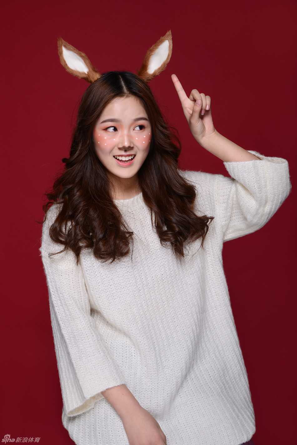 圣诞邂逅篮球宝贝 浙江蕞红啦啦队暖冬写真活力贺佳节 圣诞雪橇在哪里?眼前的篮球宝贝化身寻宝的少女,充满好奇地张望,仿佛在寻找属于圣诞老人的神奇雪橇。