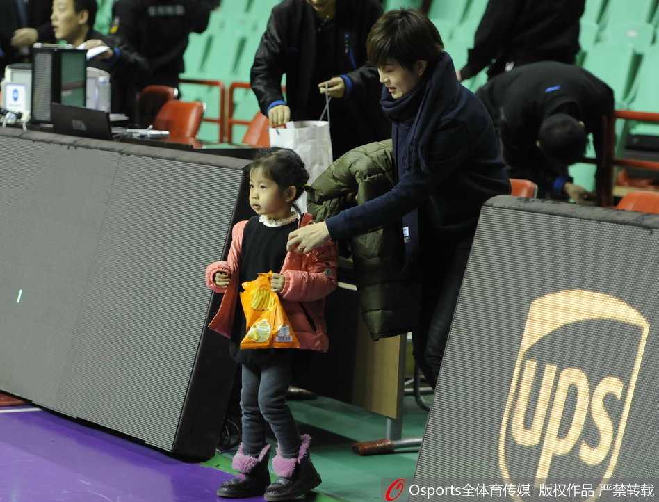 胜利的夜晚，郭士强指导一手牵着可爱的小女儿，身旁是笑容温婉的妻子，一家三口在球迷的欢呼声中走向场外，这是属于篮球的铁血与家庭的柔情交织的最美画面。