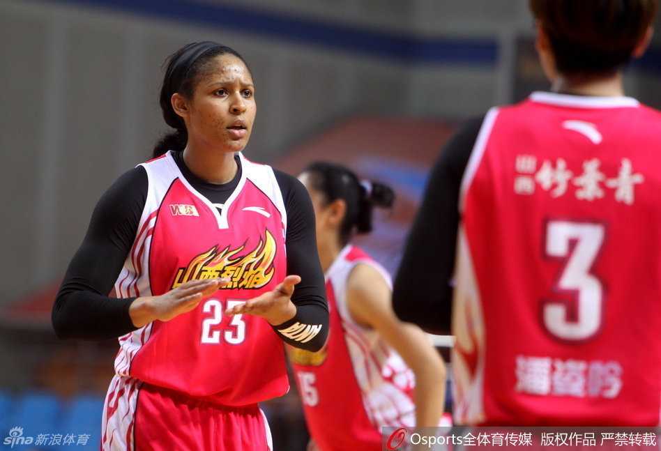 澳大利亚中锋坎贝奇在人群中高高跃起，宛如女巨人般轻松摘下篮板，身旁的防守者只能无奈仰望。