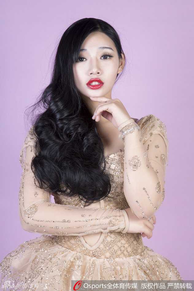 复古魅影穿梭赛场,江苏肯帝亚主场DJ演绎优雅助威 面对镜头,她无辜回眸,眼中仿若含水。复古装扮下的微笑既优雅又迷人,身后的赛场喧嚣仿佛都被这份温柔凝固。