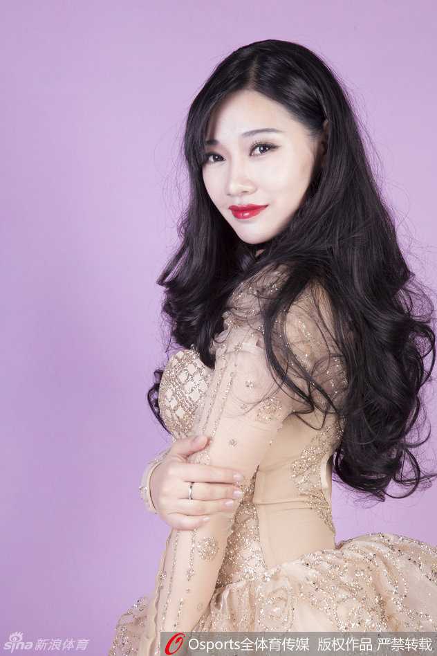 复古魅影穿梭赛场,江苏肯帝亚主场DJ演绎优雅助威 镜头特写,她轻撩秀发,动作慵懒而妩媚。复古红唇在光影下格外吸睛,每一个细微表情都在撩拨心弦,尽显迷人气质。