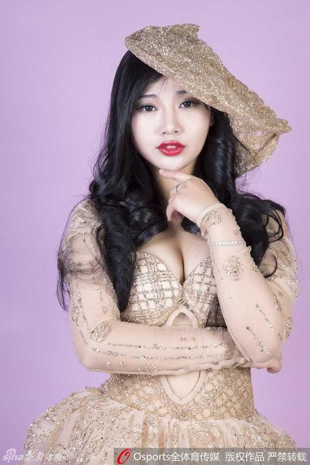 复古魅影穿梭赛场,江苏肯帝亚主场DJ演绎优雅助威 江苏肯帝亚主场DJ身着复古裙装,一个不经意的回眸,无辜眼神中藏着万种风情,仿佛时光倒流。