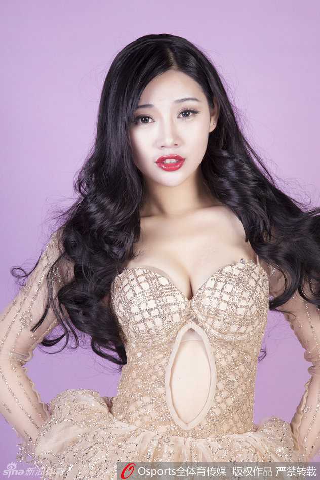 复古魅影穿梭赛场,江苏肯帝亚主场DJ演绎优雅助威 球场灯光下,她无辜清澈的眼眸与一抹复古红唇形成鲜明对比,魅惑双唇轻启,似在为球队的精彩表现轻声喝彩。