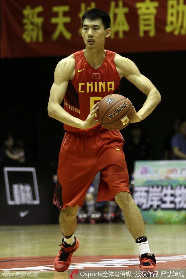 夏夜里的那抹红:回望国奥男篮的汗水与青春 方硕张开手臂大声指挥着防线,眼神坚定而犀利,身旁的队友们在他的调度下迅速落位,筑起一道移动的长城。