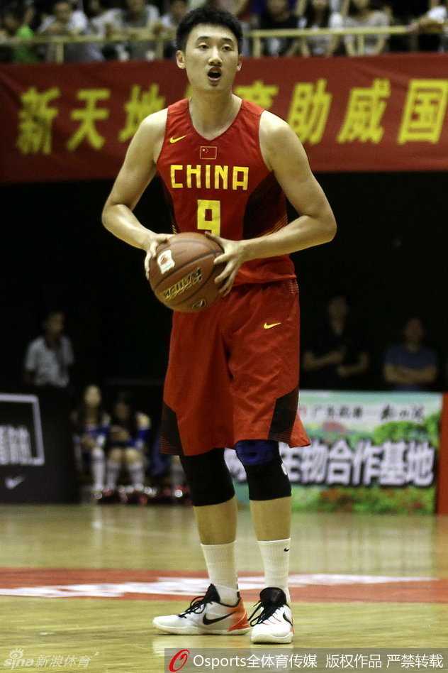 夏夜里的那抹红:回望国奥男篮的汗水与青春 胡金秋、方硕与王汝恒三人肩并肩站在场边,振臂高呼,脸上的笑容和肆意的汗水交织出青春最无畏的模样。