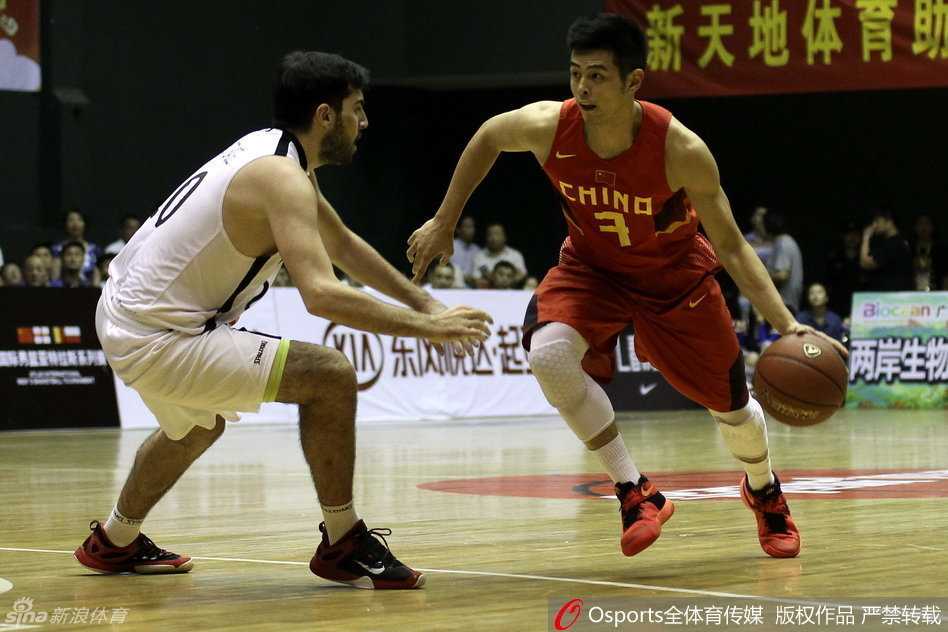 夏夜里的那抹红:回望国奥男篮的汗水与青春 吴庆龙目光如炬,双手叉腰站在场边,紧皱的眉头透露出他对场上瞬息万变局势的专注与思虑。