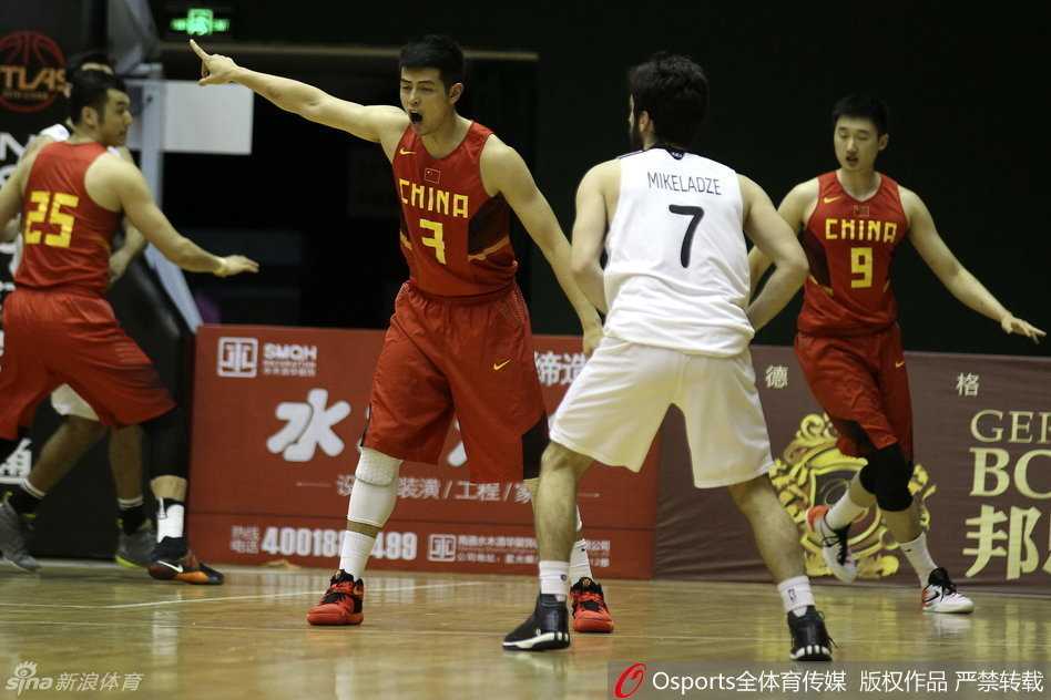 夏夜里的那抹红:回望国奥男篮的汗水与青春 李京龙高高跃起完成抛投,手指轻柔拨球,皮球即将离开指尖的瞬间,防守者的手掌已遮到眼前,却已无济于事。