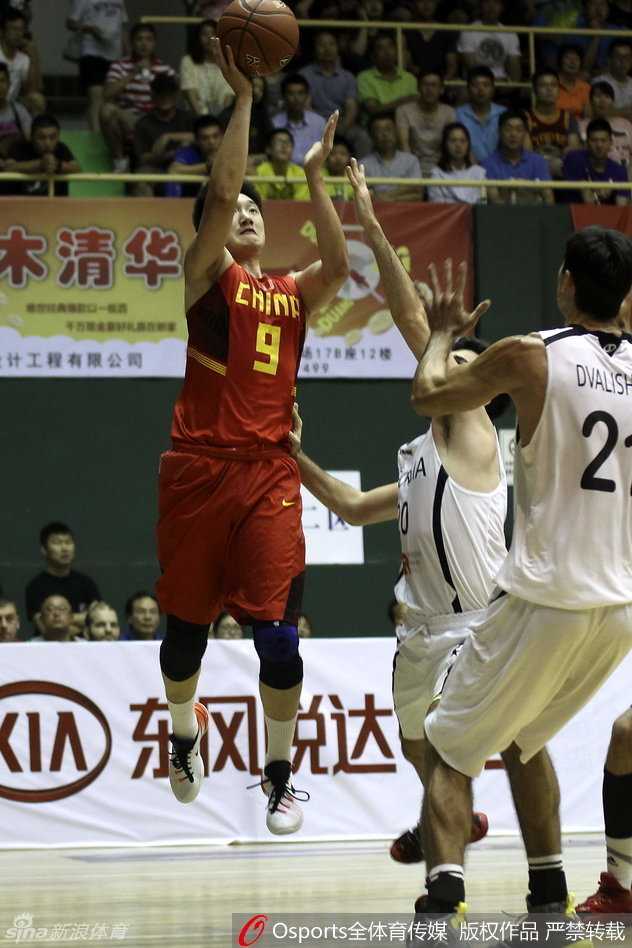 夏夜里的那抹红:回望国奥男篮的汗水与青春 朱荣振腾空而起,单手抓球砸向篮筐,身体在空中形成一张拉满的弓,篮筐在他的重扣下发出痛苦的呻吟。
