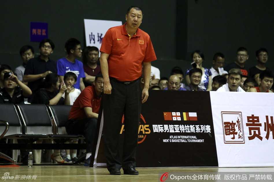 夏夜里的那抹红:回望国奥男篮的汗水与青春 朱荣振完成单手扣篮后,身体仍在篮圈上轻微摆动,背景是模糊的观众席,这一刻的震撼与骄傲属于这个年轻人。