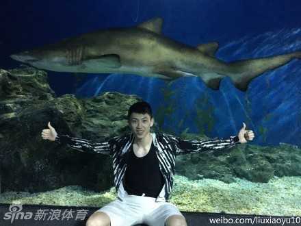 夏日泰兰德记忆:钟鹿纯渔网装定格清纯与魅惑 夜色中的魅惑自拍,钟鹿纯对着镜头做出俏皮表情,昏黄灯光下的她既有少女的清纯,又透露着成熟女性的迷人韵味。