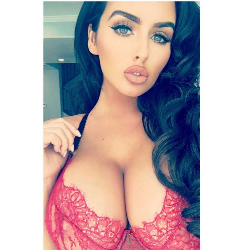 夏日海滩的妩媚风景:阿比盖尔·拉奇福德演绎火辣诱惑 阿比盖尔身着性感比基尼,湿漉漉的长发贴在颈间,她侧身回眸,迷离的眼神中透着一丝无辜与魅惑,湿身的动感仿佛为夏天带来一股清凉。