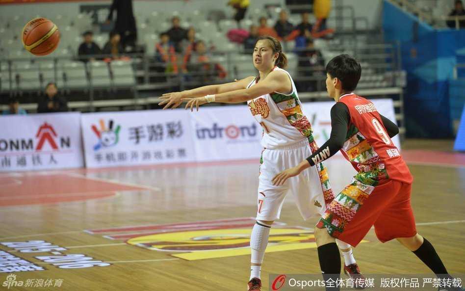 外援火拼与巾帼热血:WCBA赛场惊魂一刻全记录 河南队外援帕克强硬背打,如同坦克般碾入禁区,完成一次势大力沉的篮下进攻