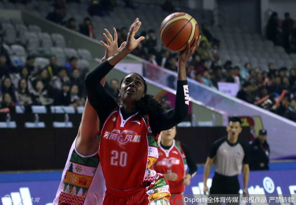 外援火拼与巾帼热血:WCBA赛场惊魂一刻全记录 帕克在篮下高高跃起,双手如吸盘般摘下篮板,展现出绝对的篮下统治力