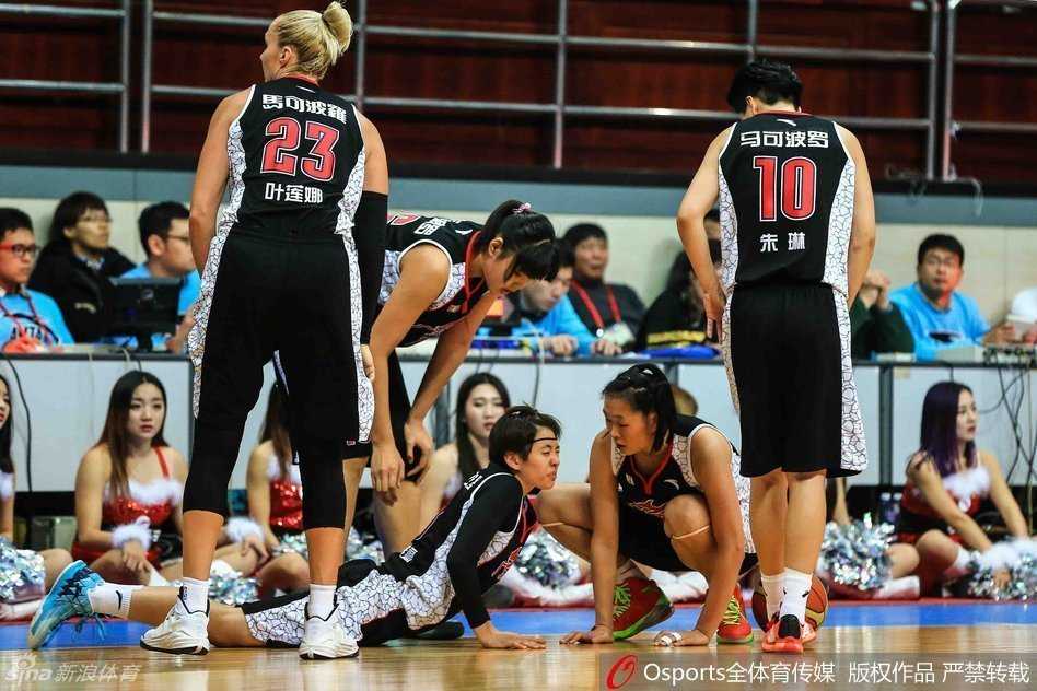 外援火拼与巾帼热血:WCBA赛场惊魂一刻全记录 李珊珊如利刃般强行突入内线,面对补防在空中蜷缩身体完成低空拉杆上篮