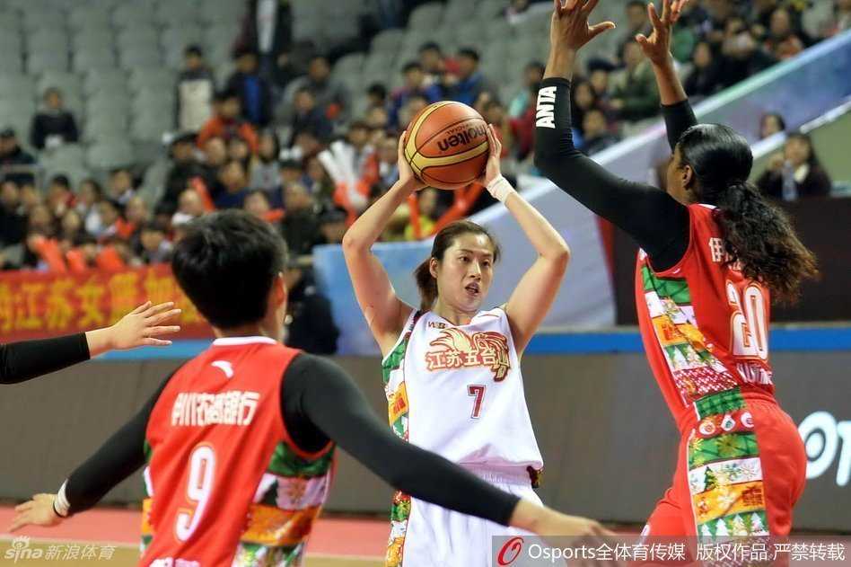 外援火拼与巾帼热血:WCBA赛场惊魂一刻全记录 陈晓佳在重围中冷静分球,下一秒她却痛苦倒地,眼神中仍盯着篮球飞行的轨迹