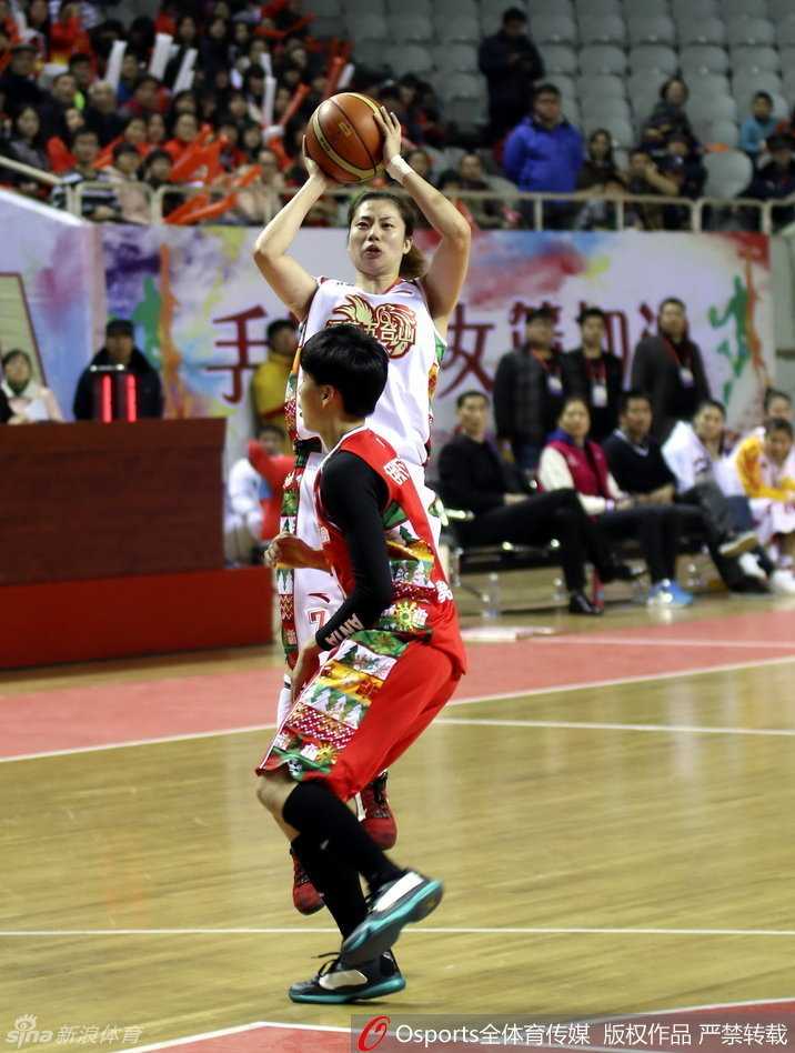 外援火拼与巾帼热血:WCBA赛场惊魂一刻全记录 李珊珊高速行进中单手上篮,皮球在指尖旋转划出优美弧线直奔篮筐