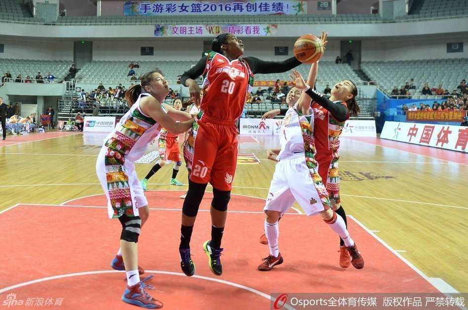 外援火拼与巾帼热血:WCBA赛场惊魂一刻全记录 决胜时刻帕克弧顶自信出手三分,皮球离手后全场目光追随,这是外援的关键一击